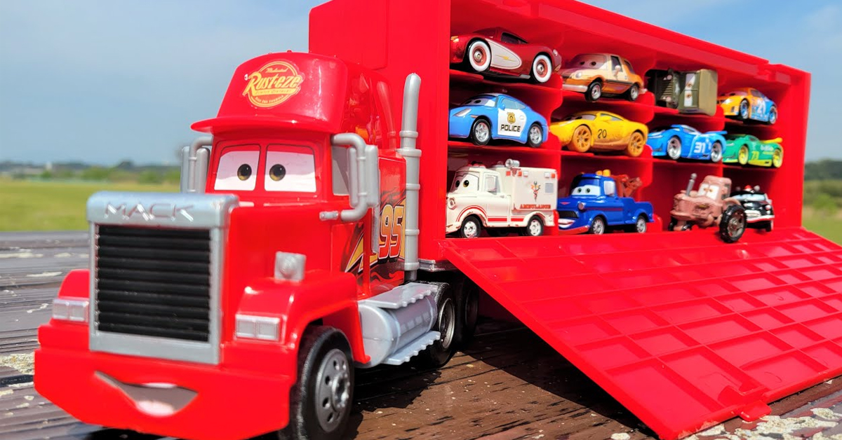 Cars Toys: Lightning McQueen Playtime